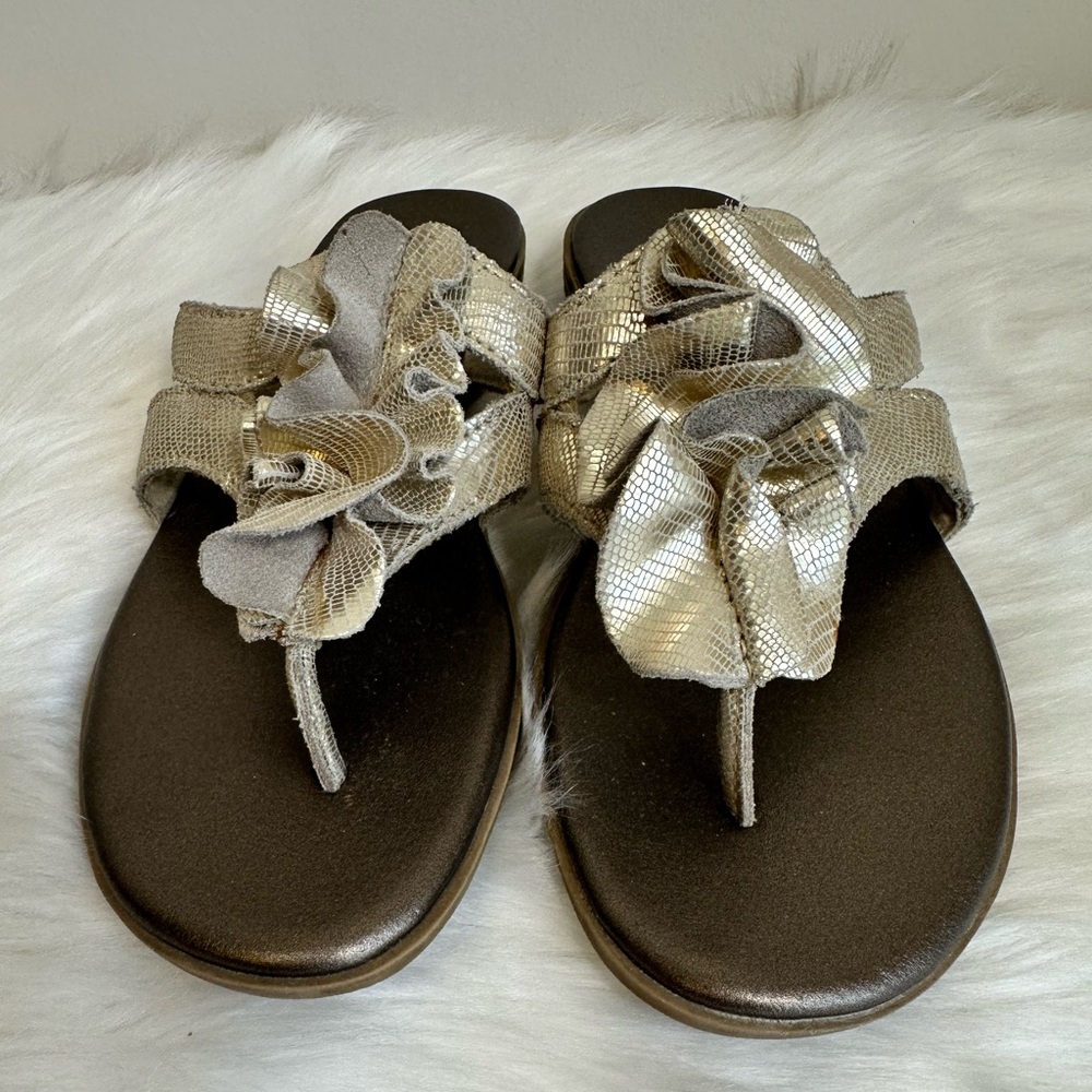 Clarks Metallic Gold Leather Ruffle Thong Slide Sandals 1”Wedge Heel Size 6M - Picture 16 of 16